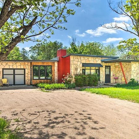 Remodeled Retro Home With Deck, Walk To Main Street! Blanco Esterno foto