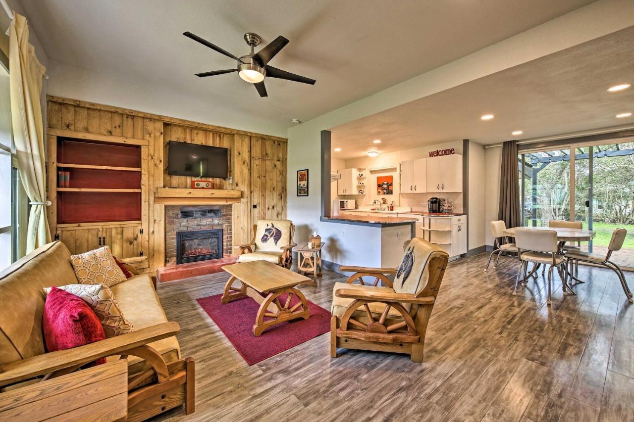 Remodeled Retro Home With Deck, Walk To Main Street! Blanco Esterno foto