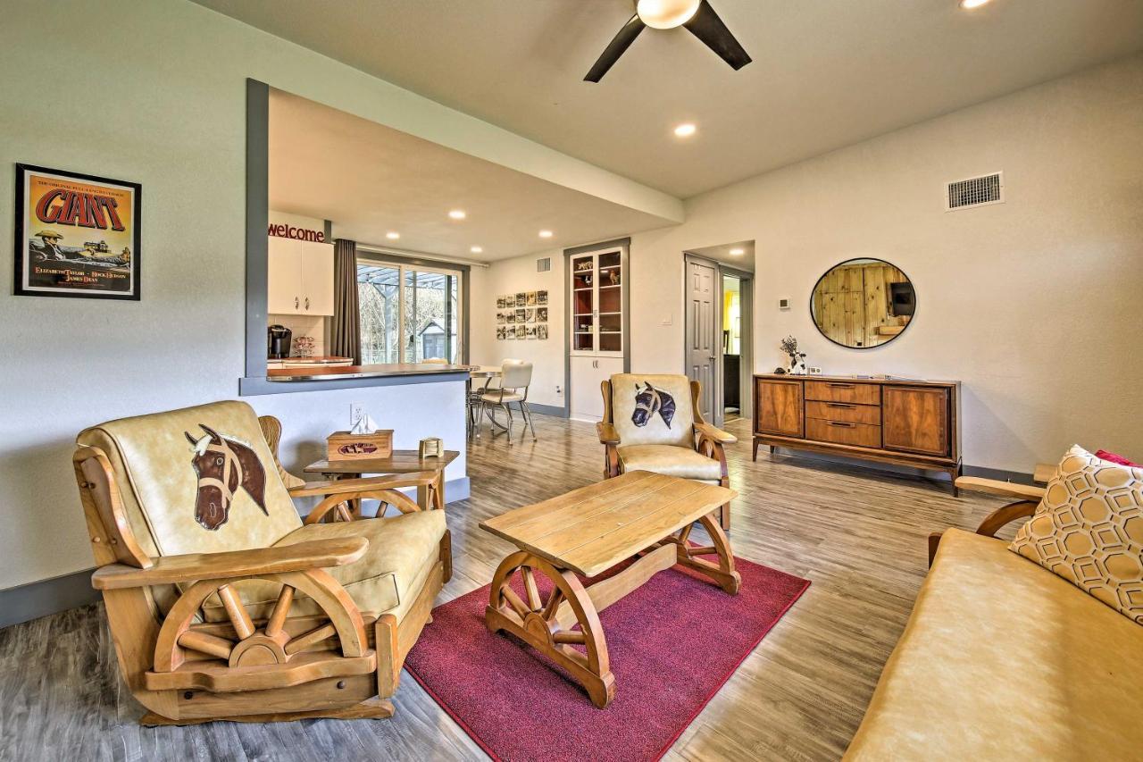 Remodeled Retro Home With Deck, Walk To Main Street! Blanco Esterno foto