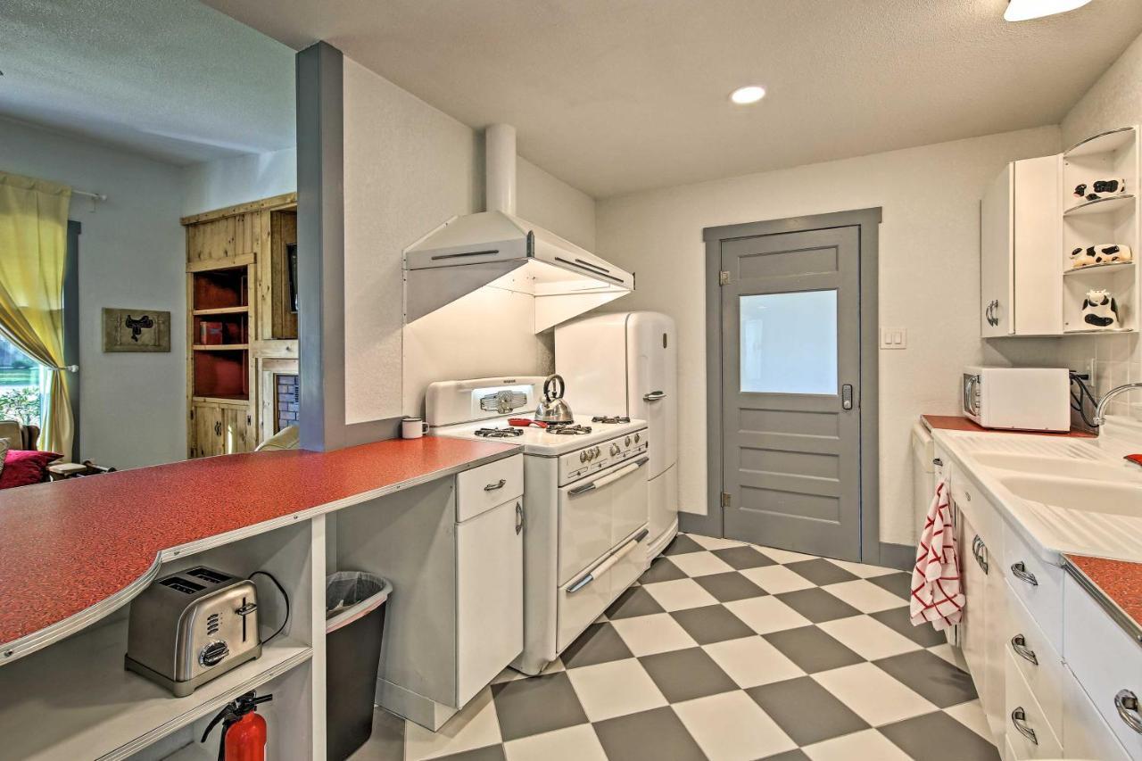 Remodeled Retro Home With Deck, Walk To Main Street! Blanco Esterno foto