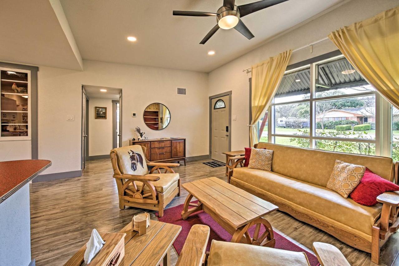 Remodeled Retro Home With Deck, Walk To Main Street! Blanco Esterno foto