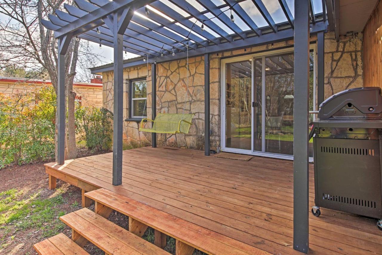 Remodeled Retro Home With Deck, Walk To Main Street! Blanco Esterno foto