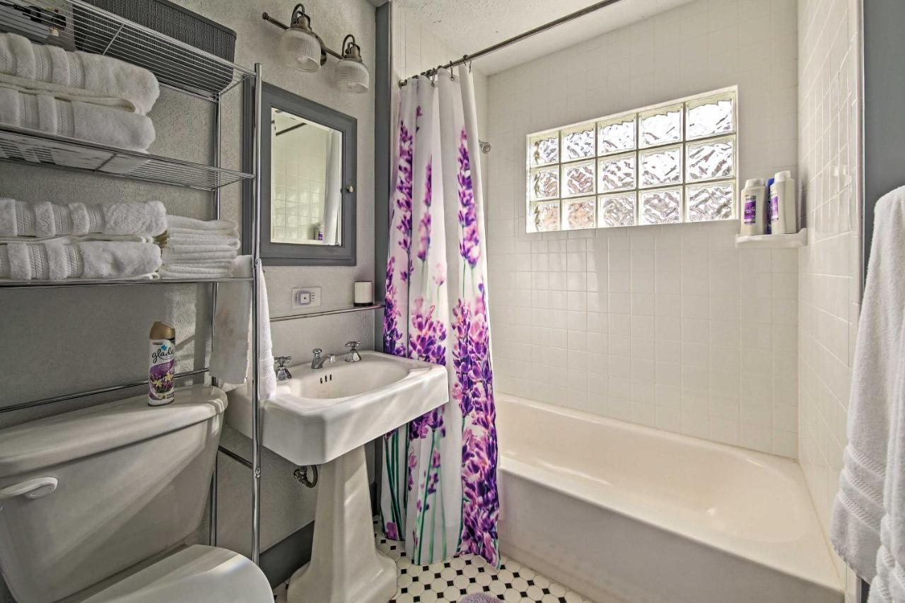 Remodeled Retro Home With Deck, Walk To Main Street! Blanco Esterno foto