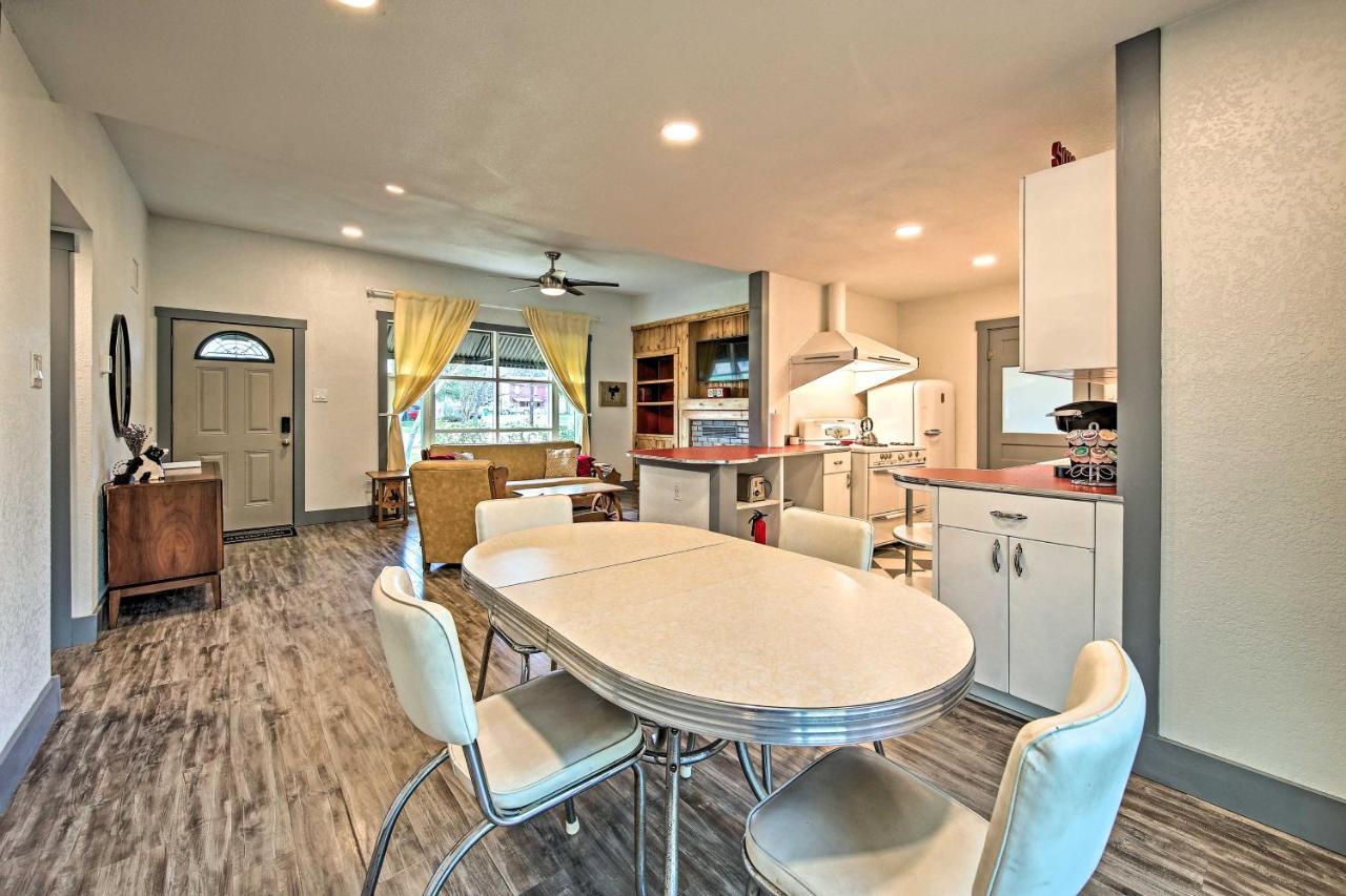 Remodeled Retro Home With Deck, Walk To Main Street! Blanco Esterno foto