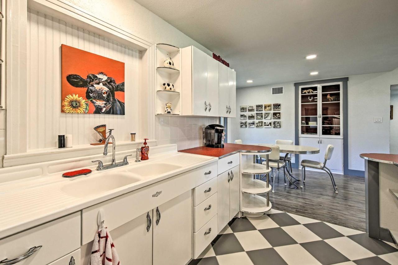 Remodeled Retro Home With Deck, Walk To Main Street! Blanco Esterno foto