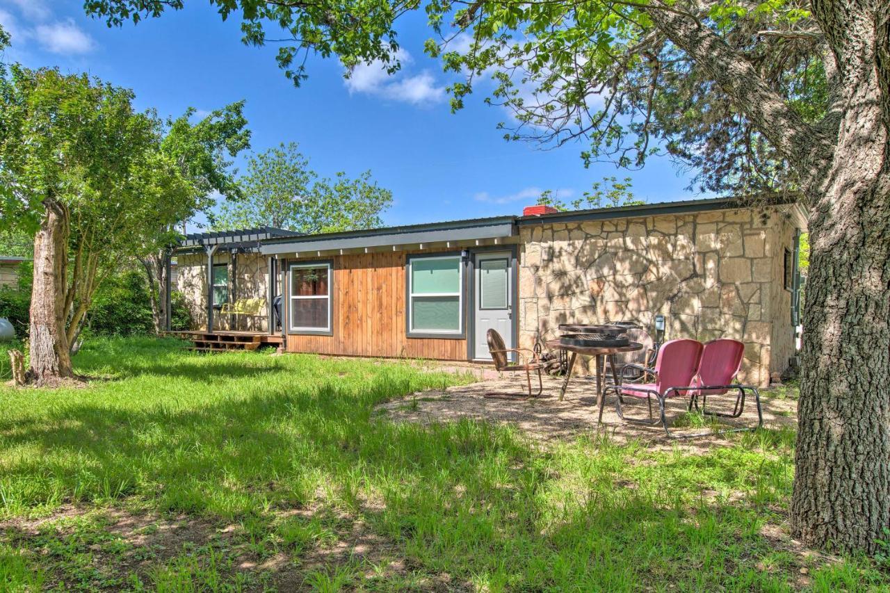 Remodeled Retro Home With Deck, Walk To Main Street! Blanco Esterno foto